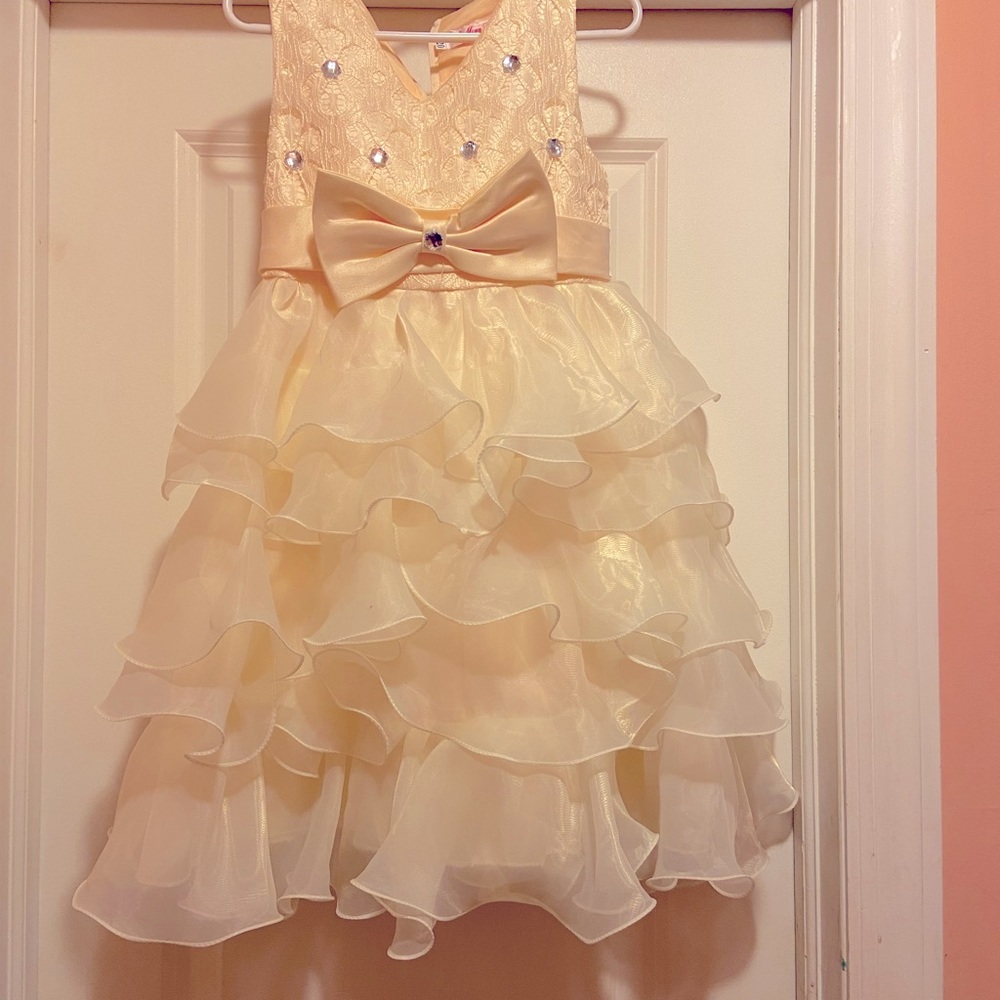 Girls ruffle dress with a bow and gems, tie belt. Size 6/7